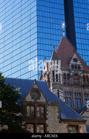 Contraste architectural, l'église Trinity en premier plan, et la John Hancock Tower derrière, Boston, Massachusetts, New England, USA Banque D'Images