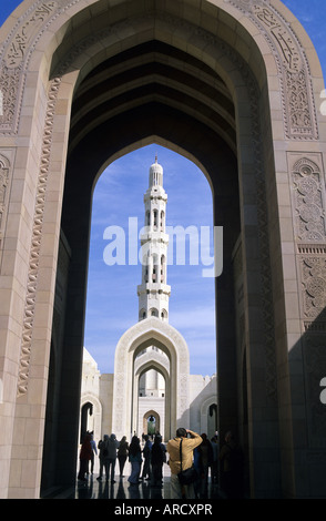 Passage de l'entrée principale, avec plus d'arches et d'un des minarets. Mosquée Sultan Qaboos, Al - Abidjan Marcory Zone 4. Oman Banque D'Images