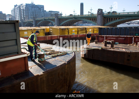 Refuser des barges à Walbrook Quai de transfert des déchets sur la Tamise City de Londres GO UK Banque D'Images