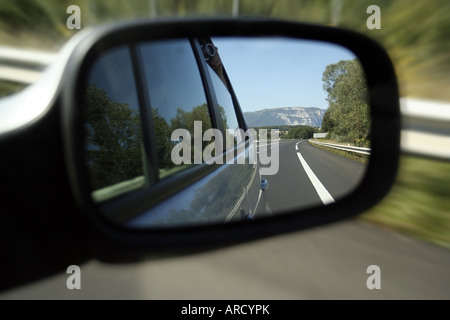 Route arrière - Vue sur une autoroute vide Banque D'Images