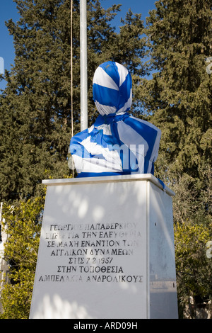 Tué des combattants chypriote EOKA Memorial enveloppé dans  EOKA drapeau grec Chypre héros disparus des martyrs à Pano Arodes EOKA. Banque D'Images