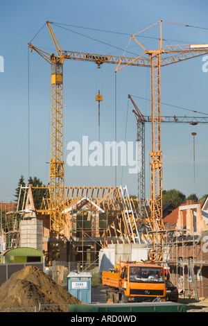 Grues de construction au-dessus du chantier de construction d'une nouvelle zone résidentielle Banque D'Images
