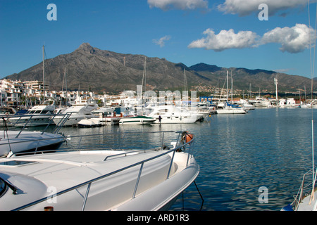 Bateaux amarrés dans le port ensoleillé surplombant les montagnes, Puerto Banus, Espagne Banque D'Images