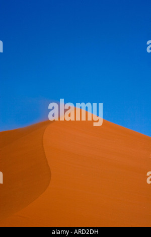 Le souffle du vent au-dessus du sable des dunes en Namibie Banque D'Images