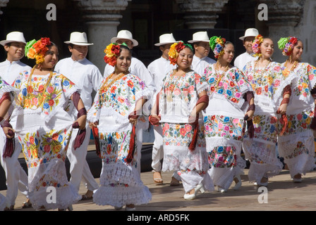 Danseurs traditionnels en robe dentelle d'effectuer au cours de Merida en Domingo Péninsule du Yucatan Mexique 2007 NR Banque D'Images