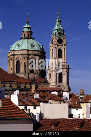 Prag, Nikolauskirche (Kleinseite), Blick vom Turm und auf Vrtba-Garten Kuppel Banque D'Images