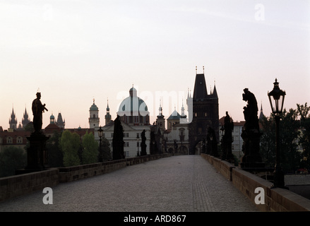 Prag, von der Blick auf die Altstädter Karlsbrücke Kuppellandschaft Banque D'Images