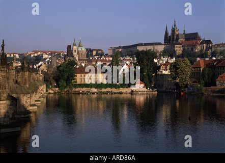 Prag, Moldau mit Hradschin, St Nikolaus und Karlsbrücke Banque D'Images