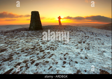 Un randonneur solitaire observe le coucher de soleil depuis le haut de Mam Tor dans Derbyshires Peak District Banque D'Images