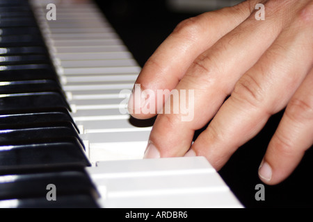 L'homme joue du piano. Banque D'Images