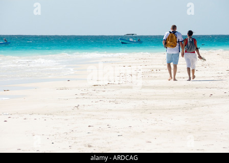 Vue arrière du couple Holding Hands and walking sur la plage de sable blanc, Caraïbes Tulum Mexique 2007 NR Banque D'Images