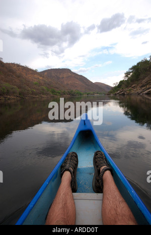 Les touristes profiter de l'expérience unique et spectaculaire d'un safari en canoë sur le Zambèze, le Zimbabwe. Banque D'Images