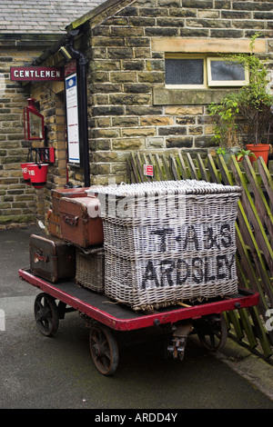 Valise Bagage Roulette traditionnelle à chariot Ingrow West station. Concon et vaut Valley Railway, Yorkshire, Royaume-Uni. Banque D'Images