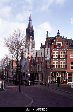 Delft, Gracht mit dem Turm der Nieuwe Kerk, Banque D'Images