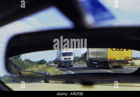 Lorrys voyageant sur deux voies, reflétée dans le rétroviseur du véhicule uk Banque D'Images