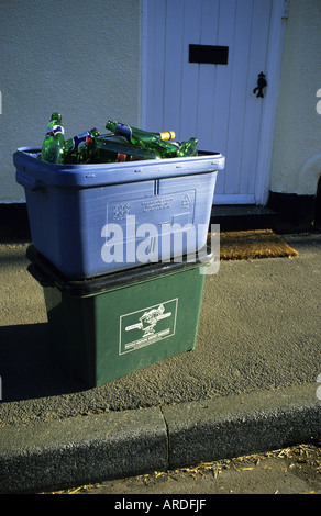 Le verre et le papier boîtes de recyclage des déchets en attente de collecte sur la collecte sélective à l'extérieur chambre leeds yorkshire uk Banque D'Images