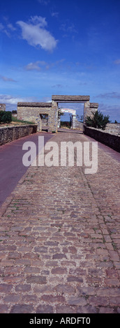 Porte d'entrée au Château Clos de Vougeot avec la porte au domaine Bertagna Clos de la Perriere de Vougeot vineyard au-delà Banque D'Images