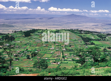La recherche à travers la Grande Vallée du Rift vers le Mont Longonot à partir de l'escarpement près de Limuru Kenya Afrique de l'Est Banque D'Images