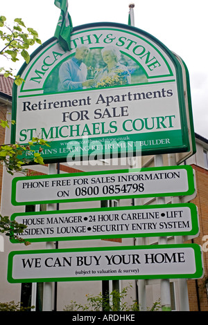 Pancarte à St Michaels Cour offrant des appartements à vendre à la retraite UK Cleeve Évêques Banque D'Images