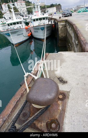 Amarre tendue chalutiers de fixation au fer bollard sur quai Port de fils dans l'ouest de l'Espagne Banque D'Images