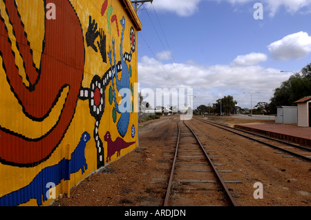 Aboriginal art décore le côté d'un hangar par un chemin de fer dans la ville de wheatbelt Quairading , l'ouest de l'Australie Banque D'Images