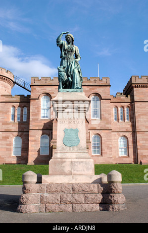 Monument à l'héroïne écossaise Flora MacDonald au château d'Inverness. L'Écosse. XPL 3533-344 Banque D'Images