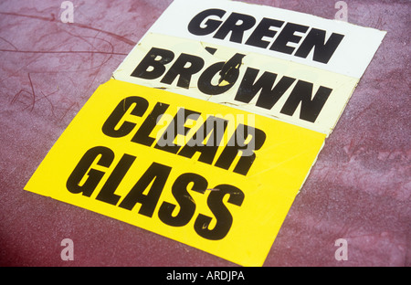 Close up de signes sur le recyclage bottle bank conteneur indiquant en verre clair Marron vert Banque D'Images