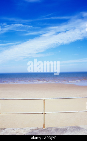 Voir de la promenade sur les rails d'une vaste plage de sable vide et calme proche mer et ciel bleu Banque D'Images