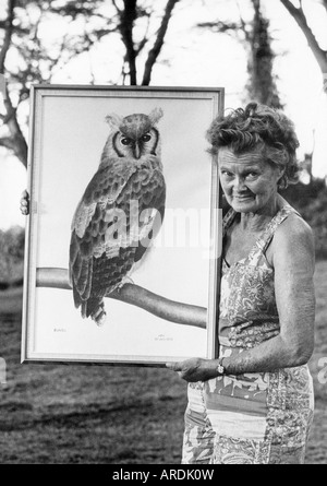 Joy Adamson a été reconnue pour ses efforts en vue de laisser des animaux vivent en liberté mais aussi comme peintre--ici avec un grand-duc de verreaux Banque D'Images