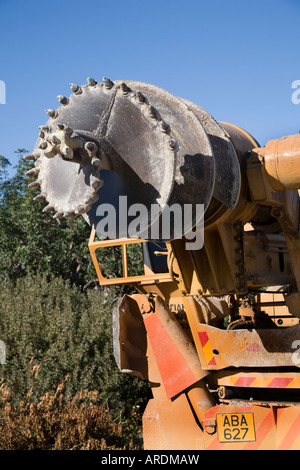 Vis sans fin de forage mobile pour roches ; machine d'alésage de base pour forets extra-robustes montée sur Lorry, Chypre. Banque D'Images