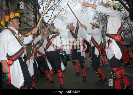 Danseurs Morris mâle au Parlement Square Londres effectuer une danse de l'épée animée lors de la London New Year Parade, 2008. Banque D'Images