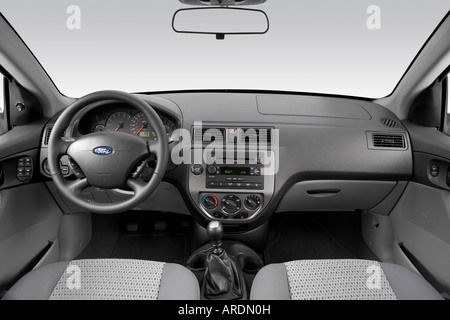 2007 Ford Focus SES dans rouge - planche de bord, console centrale, le levier de vitesses voir Banque D'Images