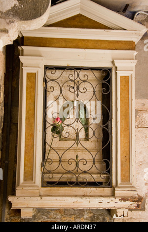 Lieu de culte à Marie en coin de mur alcôve dans passage portico Venise Italie Banque D'Images