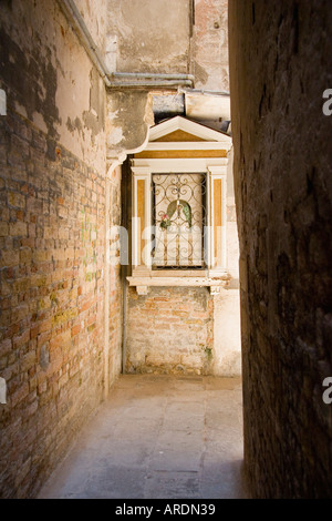 Lieu de culte à Marie en coin de mur alcôve dans passage portico Venise Italie Banque D'Images