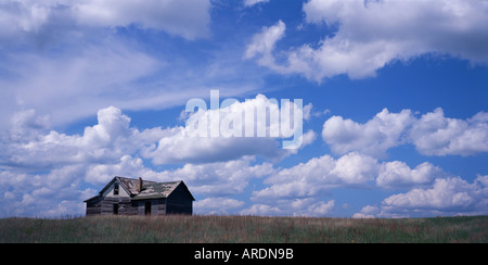 Prairie abandonnée maison avec portes et fenêtres manquantes des bardeaux dans le centre-nord du Dakota du Nord Banque D'Images