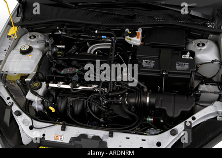 2007 Ford Focus SES dans l'argent - le moteur Banque D'Images