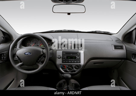 2007 Ford Focus SES dans Argent - planche de bord, console centrale, le levier de vitesses voir Banque D'Images