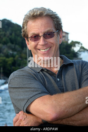 Un homme d'âge moyen donne un sourire heureux, posant pour un portrait. Photo de Tom Zuback Banque D'Images