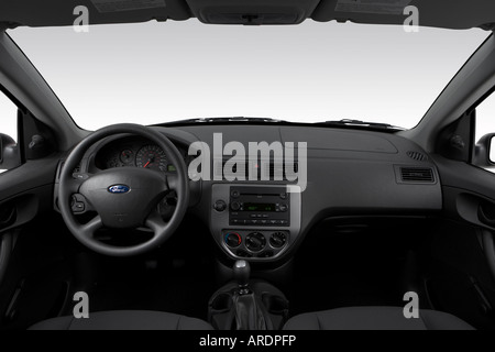 2007 Ford Focus S en noir - planche de bord, console centrale, le levier de vitesses voir Banque D'Images