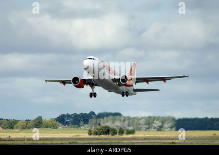 Easy Jet au départ de l'aéroport de Inverness Dalcross 737-700. 3664-354 XAV Banque D'Images