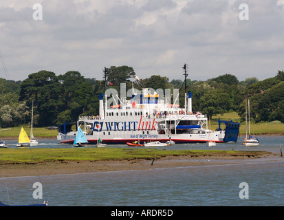 Les personnes à la recherche à partir de la rambarde de Wightlink Isle of Wight location voiture et passagers comme il navigue de port de Lymington en Angleterre Banque D'Images