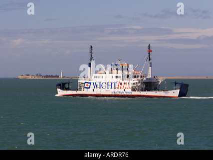 Wightlink Isle of Wight ferry Caedmon avec Hurst château construit par le Roi Henry 8e en arrière-plan dans le Solent Angleterre Banque D'Images