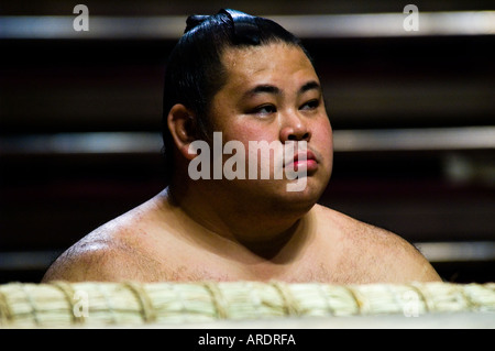 Un lutteur de sumo se prépare pour son combat au stade Ryogoku dans Tokyo Japon Banque D'Images