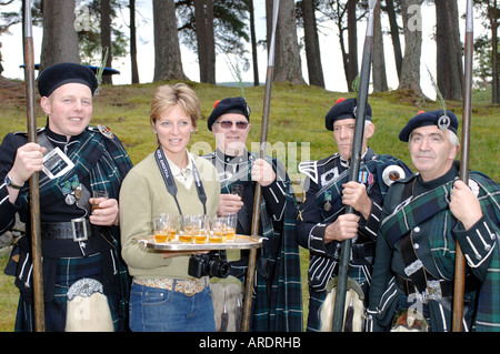 Highlanders Lonach arrêter pour des rafraîchissements sur le champ de mars aux Jeux. XPE 3635-352 Banque D'Images