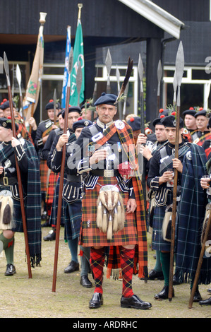 Highlanders Lonach arrêter pour des rafraîchissements sur le champ de mars aux Jeux. XPE 3636-352 Banque D'Images