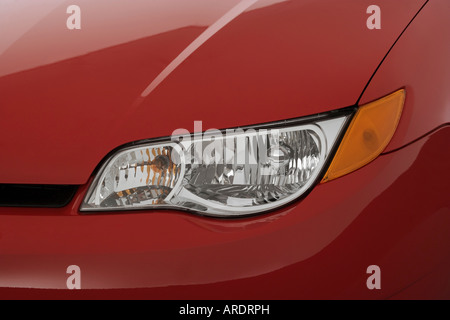 2007 Saturn Ion 3 en rouge - Phare Banque D'Images