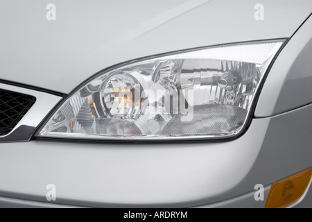 Ford FOCUS SE 2007 en argent - Phare Banque D'Images