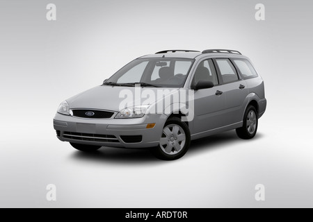 Ford FOCUS SE 2007 en argent - voir l'angle avant Banque D'Images