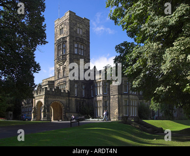 Entrée principale et la tour. Château Cliffe, Keighley, Yorkshire, Royaume-Uni. Banque D'Images