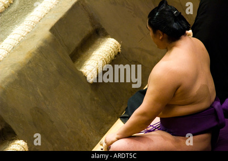 Un lutteur de sumo se prépare pour son combat au stade Ryogoku dans Tokyo Japon Banque D'Images